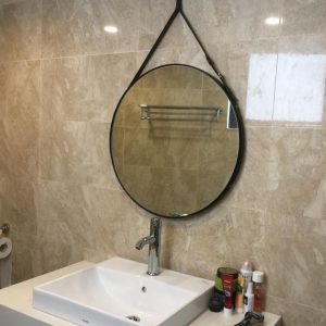 Gương tròn dây da treo phòng tắm