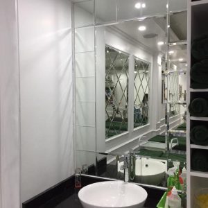 Gương ghép dán tường phòng tắm