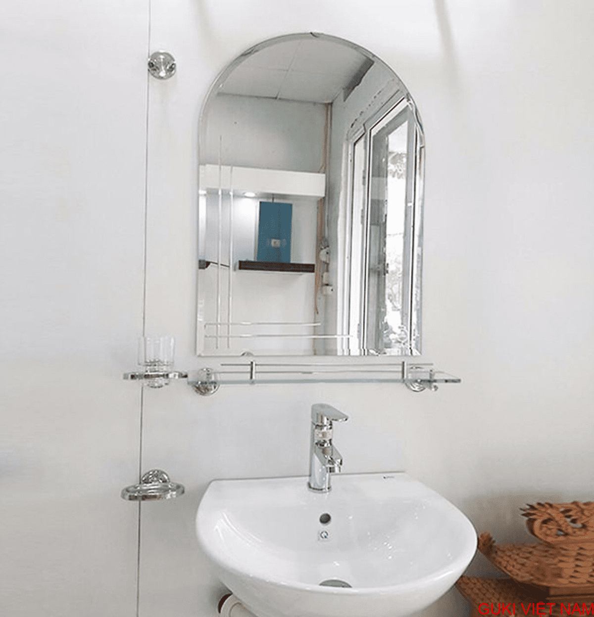 Kệ gương kính phòng tắm GUKI
Hãy trang trí phòng tắm của bạn trở nên đẳng cấp hơn với kệ gương kính phòng tắm GUKI. Sản phẩm được thiết kế độc đáo, sang trọng và tinh tế, đảm bảo sự ổn định và an toàn bởi chất liệu kính cường lực chắc chắn. Với kiểu dáng hiện đại, sản phẩm sẽ tạo điểm nhấn cho không gian phòng tắm của bạn.